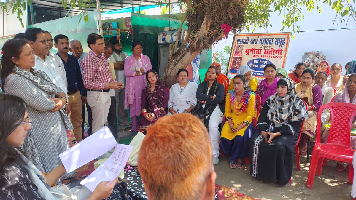 CdoBareilly's tweet photo. विकास खंड क्यारा के ग्राम करगैना में NRLM योजनान्तर्गत बनाये गए महिला स्वयं सहायता समूह श्री बाला जी, साईं, सावन, उज्जवला, कोमल, शिवशक्ति व राधिका SHG के क्रिया कलापों को देखा व समस्याओं के बारे में पूछा और प्रोत्साहित कर नये समूह गठन करने के निर्देश स्टाफ को दिए https://t.co/Yr8AhftIKy