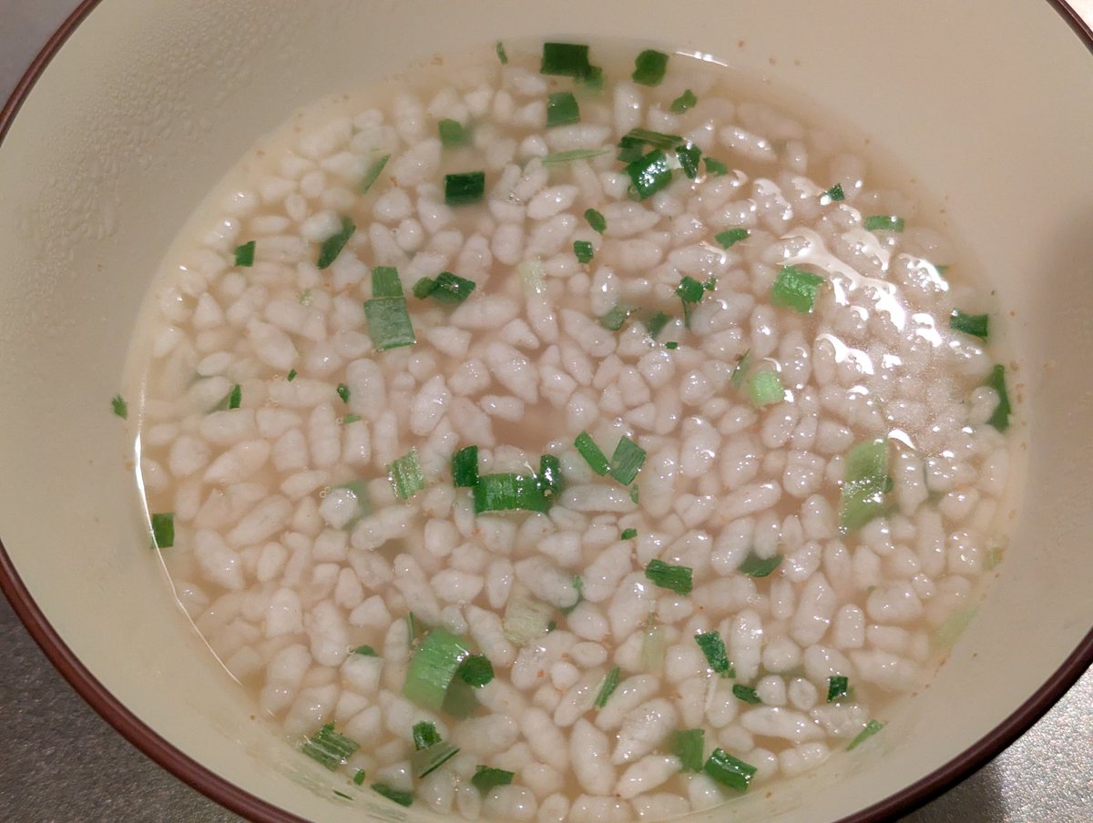hanoween0523's tweet image. ファスティング五日目。
夕食は、たっぷり生姜の鶏だし粥。久方ぶりの米。身体にしみる。ラーメン食べたい。なお、今日の摂取カロリーは152kcal。わけがわからない。
#Befas
#ファスティング