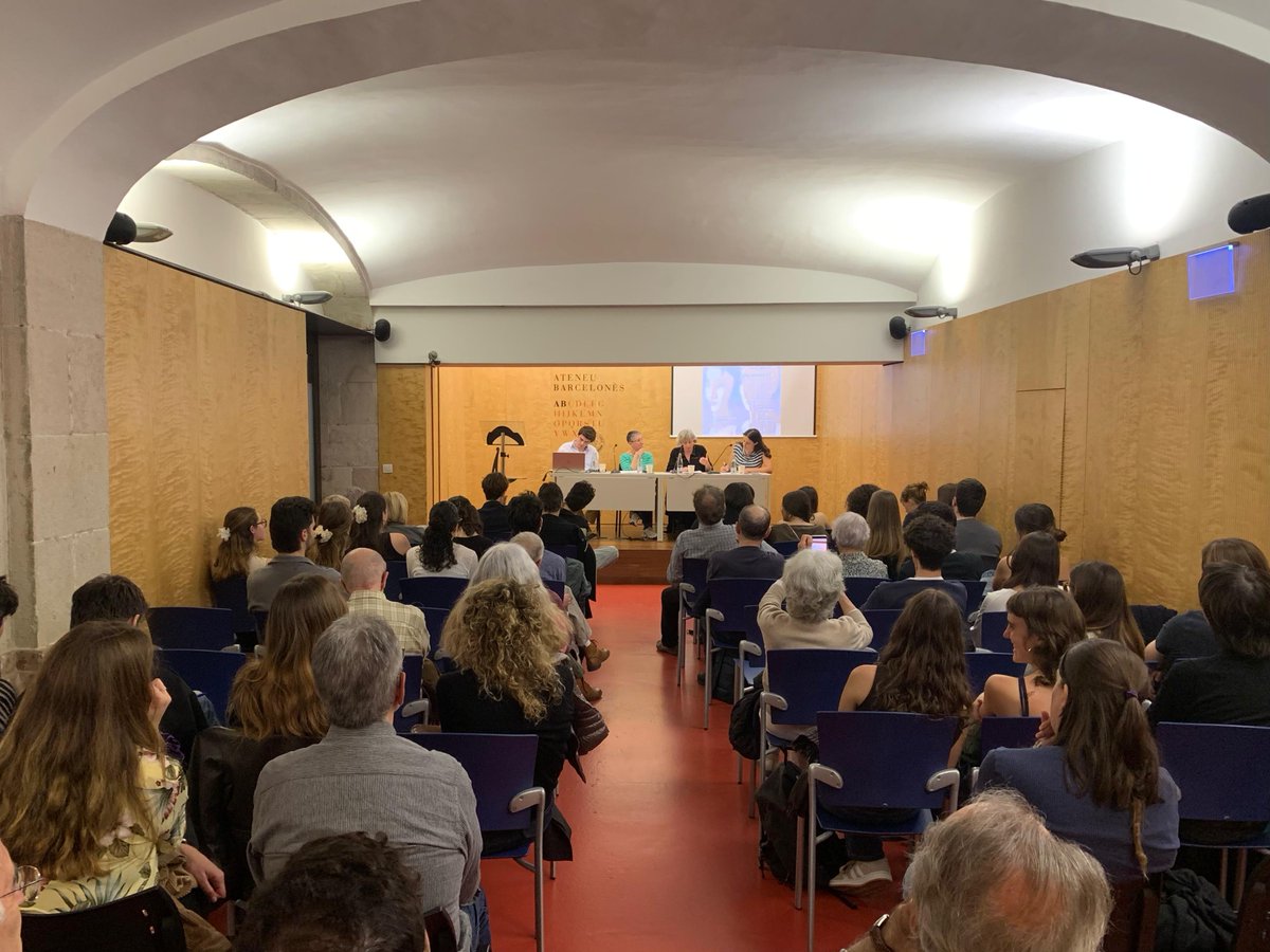 💡Ahir vam encetar el cicle amb la 1a taula “Simples carcasses? Dualisme ment-cos: de la cosificació a la irrupció de la IA”.

🗣️Amb <a href="/Ingridguardiola/">Ingrid Guardiola</a> i Begonya Saez.

📣Us citem de nou avui per a la 2a taula on tractarem de reconceptualitzar el desig com a motor de producció.
