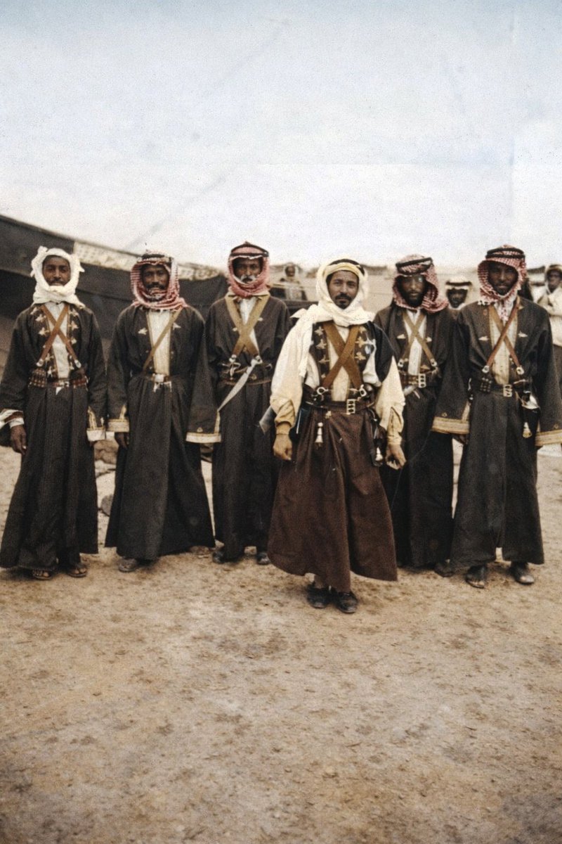 KShyma5598's tweet photo. صور رجال من الروله وهم يرتدون الجوخه، يعتبر هذا الزي علية القوم والفرسان 🪧

#عنزه_التاريخ_ https://t.co/5zhUSvotwQ