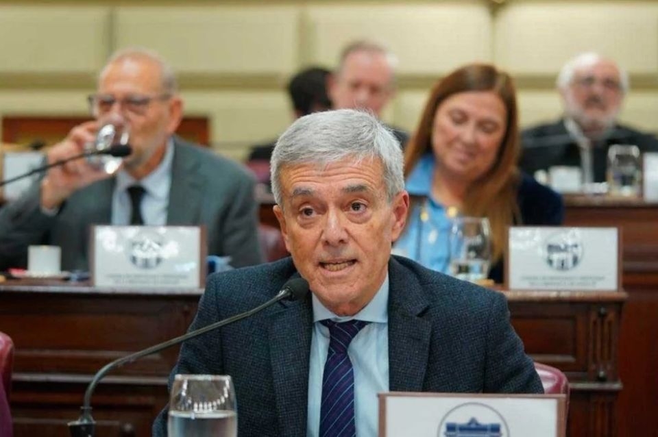 Planta de personal. En un pedido de informes ingresado ayer en <a href="/CamaraDipSF/">Diputadas y Diputados Santa Fe</a> el actual diputado Walter Agosto pidió conocer los motivos por los cuales ha suspendido la publicación del informe “Evolución de la planta de personal ocupada del Sector Público Provincial”. Sostiene el