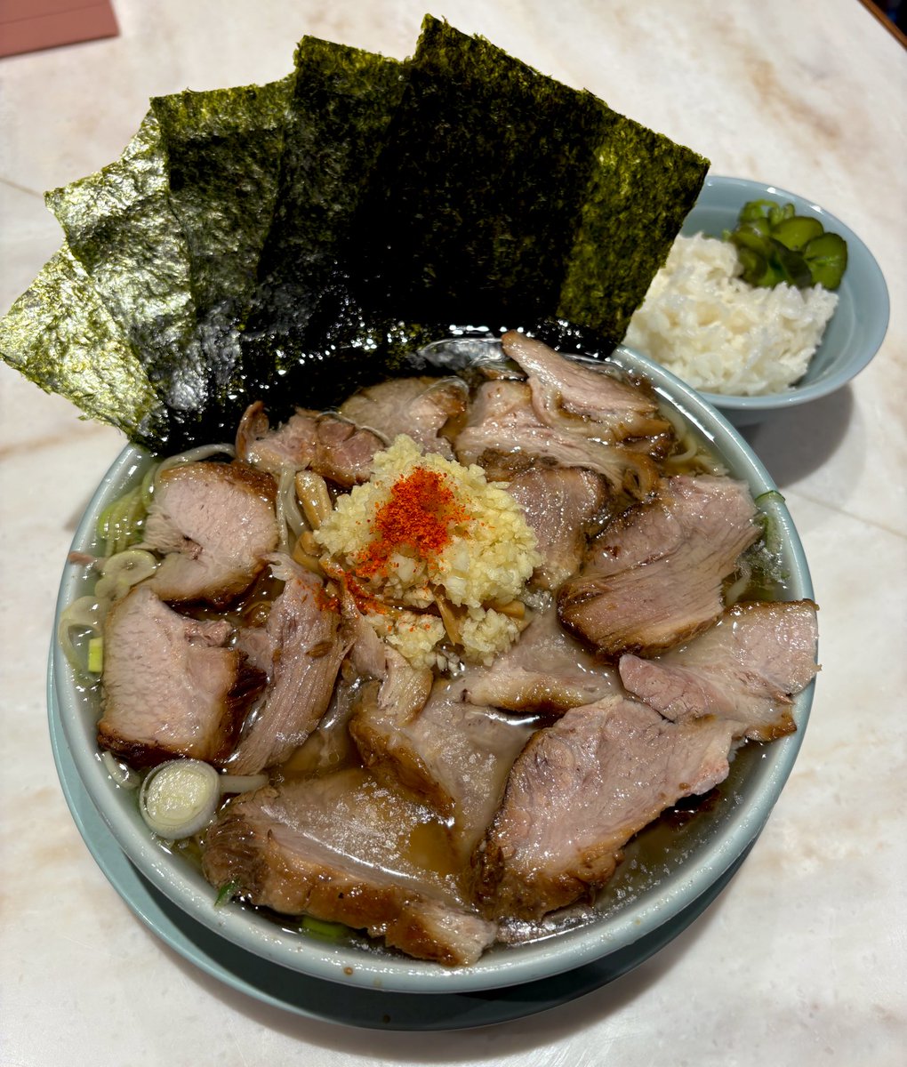 こちらは家系でも二郎系でもなく『ちゃん系』というラーメンです！破壊力抜群。
総本山・本店的な存在がある神田にて‼️