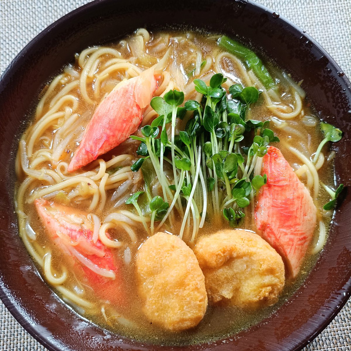 昨日のアレンジ汁そば（4/10）☘️

フジミツカニカマ入りモヤシたっぷりカレー汁そば

昨日は思ったよりバタバタして晩ごはんが夜中になってしまったんですが、焼きそば麺を買ってあったので焼きそばにせず汁そばにしてみましたよ！東丸の粉末カレーうどんスープをアレンジして、仕上げてみました☘️