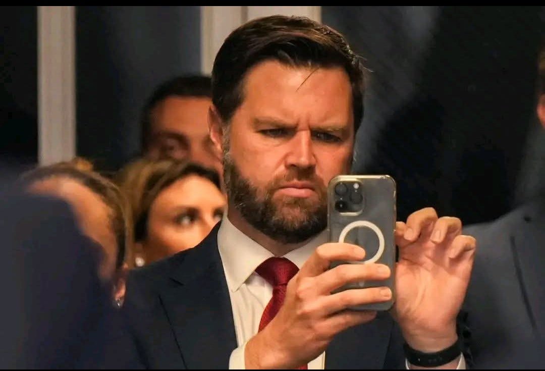 پاکستان میں لینڈ کرتے ہی JD Vance
 کا موبائل نان PTA ہونے کی وجہ سے بند ہو گیا

🥲😂💔