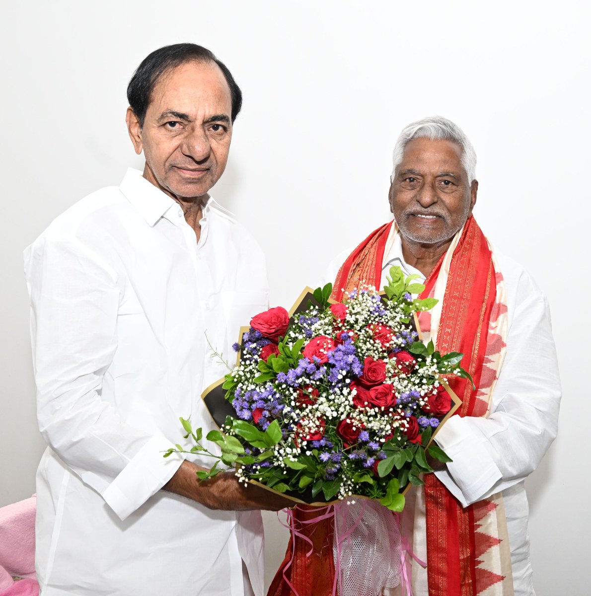 Telugu360's tweet image. Photos : మాజీ సీఎం కేసీఆర్ ను కలిసిన జీవన్ రెడ్డి

#KCR #JeevanReddy