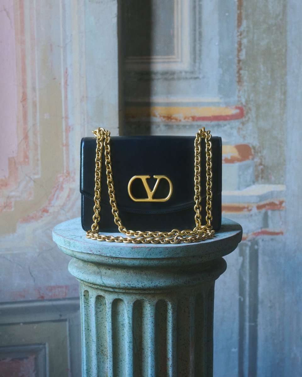 MaisonValentino's tweet image. Structured, striking and unmistakably Valentino.

For the season, the #ValentinoGaravani #VainBag reaffirms its iconic status in bold material variations.
Find yours now at on.valentino.com/VALENTINOFIREF…