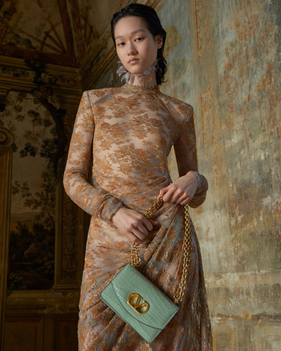 MaisonValentino's tweet image. Structured, striking and unmistakably Valentino.

For the season, the #ValentinoGaravani #VainBag reaffirms its iconic status in bold material variations.
Find yours now at on.valentino.com/VALENTINOFIREF…