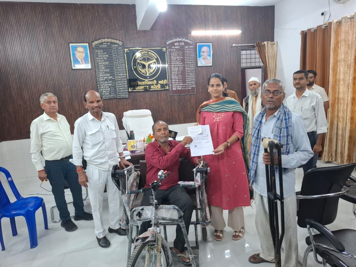 bstvlive's tweet photo. बरेली: जनसुनवाई में पहुंचे फरियादी को मिली मदद
➡दिव्यांग गोपाल बहरागी को दी गई ट्राइसाइकिल
➡एसडीएम इशिता किशोर ने दी ट्राइसाइकिल
➡बहेड़ी तहसील परिसर में चल रही थी जनसुनवाई
#Bareilly #PublicHearing #DivyangSupport @dmbareilly https://t.co/HhLogLY7VE