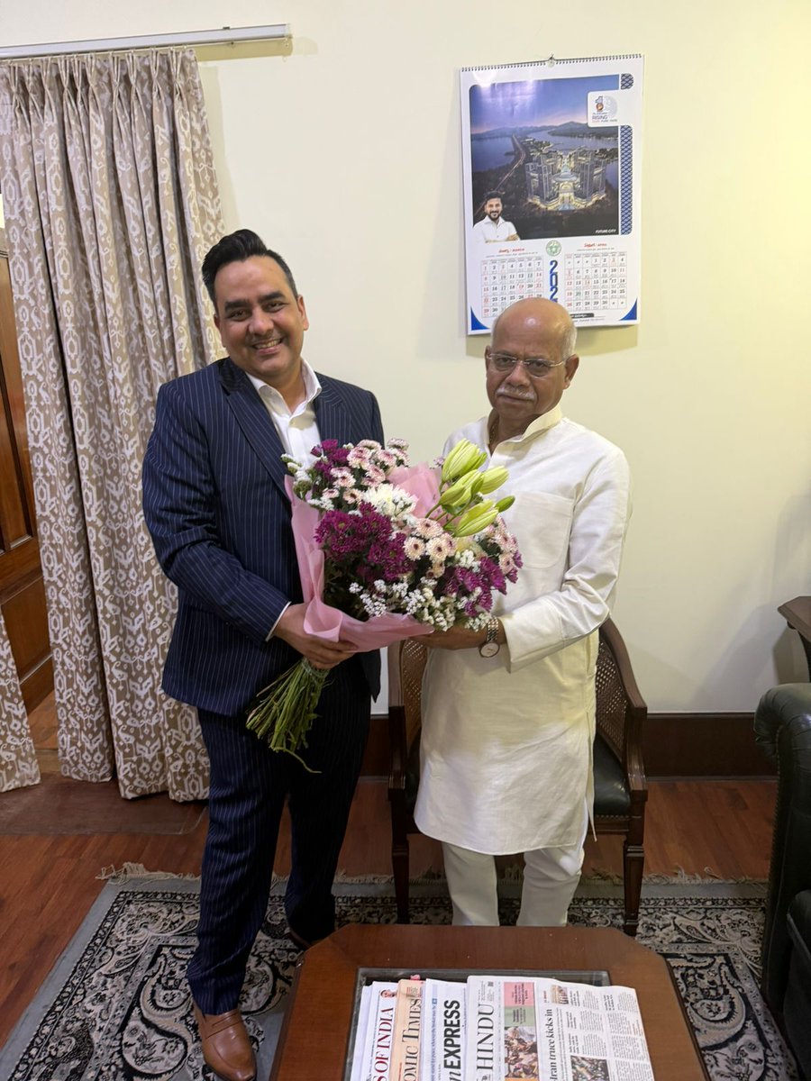 UpendrraRai's tweet photo. तेलंगाना के माननीय गवर्नर श्री शिव प्रताप शुक्ला जी से शिष्टाचार मुलाकात हुई। मेरा उनसे परिचय नब्बे के दशक से है, जब वो उत्तर प्रदेश सरकार में 1998 में कारागार मंत्री थे। उसके बाद अनवरत मेरा संपर्क उनसे बना रहा। आदरणीय श्री शिव प्रताप शुक्ला जी ने हिमाचल में गवर्नर रहने के दौरान भी देश और राज्यों की प्रगति को लेकर अनेकों सराहनीय कार्य किए। बीते कल उनसे मिलकर उनका सानिध्य और आशीर्वाद प्राप्त कर बेहद अच्छा लगा। ईश्वर से प्रार्थना है कि उन्हें प्रगति पथ पर स्थापित रखे।
@ShivPShukla_Gov @tg_governor