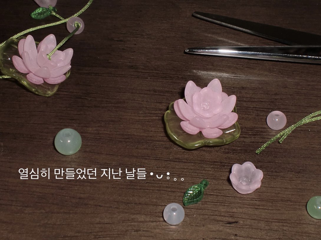 ☁️ 8,000 팔로워 달성 #RT이벤트 🍃

이벤트 상품으로 끈갈피를 주문했는데
알고 보니 DIY였던 사건...( › ´ -｀‹ )

불광과 함께 해 주시는 모든 분들께 감사드리며,
마케터가 한 땀 한 땀 정성스레 만든
🪷연꽃 끈갈피🪷를 추첨을 통해 3분께 보내드립니다!

• 참여 기간: 4/10(금) - 4/13(월)