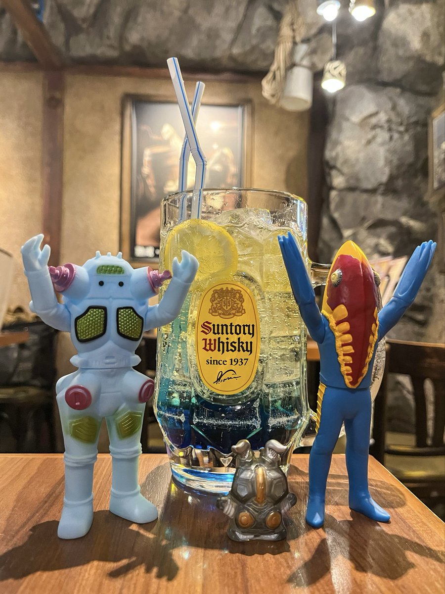 M25326013's tweet photo. 先週デビューした
ポップなカラーのキングジョーです🤖
これからのお出かけに連れて行こう

#怪獣酒場 #怪獣ソフビ #ソフビ撮影 https://t.co/s9Qrwj4aOU