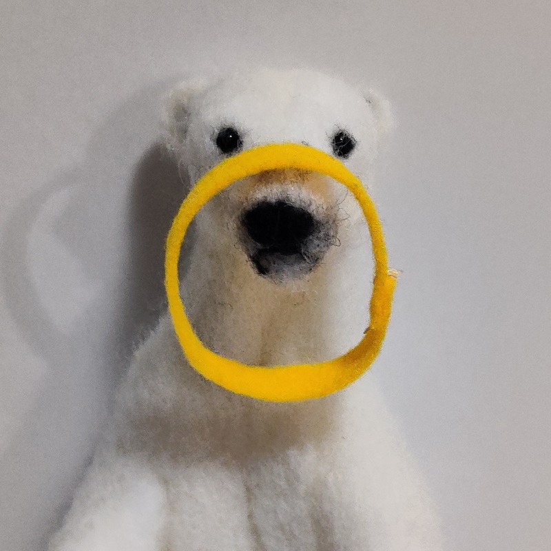 <a href="/tamabeeko/">tamabeeko</a>ちゃんが撮った可愛い #ゆめちゃん、上手に輪っかを運んでますね～♪
写真とっても綺麗～～♪

その真似っこをしたい #羊毛ゆめ ちゃん😆

#王子動物園
#ホッキョクグマ
#ゆめ