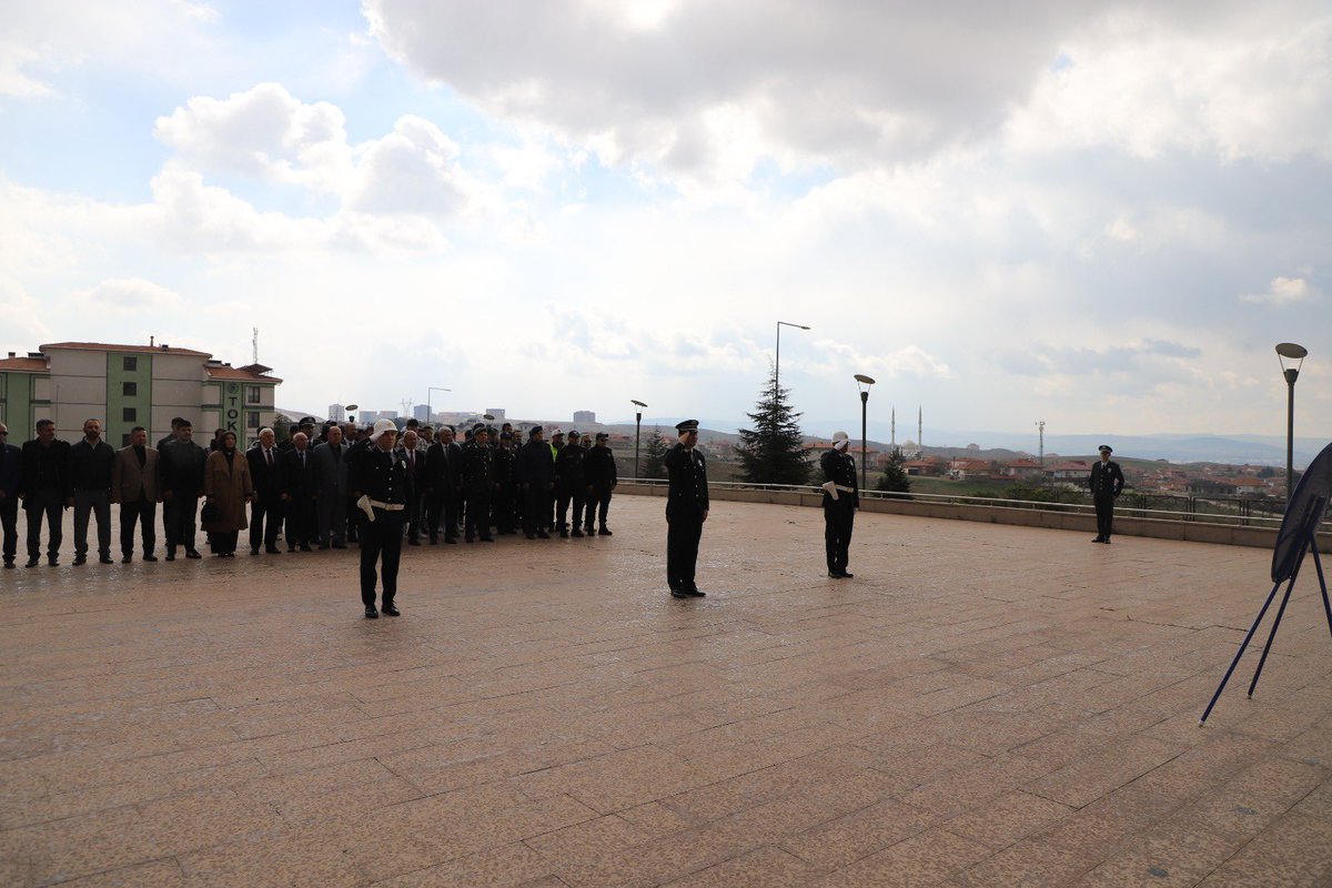 Türk Polis Teşkilatımızın 181. kuruluş yıl dönümü kapsamında, ilçe kaymakamlığında Atatürk büstüne çelenk sunma töreni düzenlendi. 

Milletimizin huzuru için fedakârca görev yapan polislerimizin bu anlamlı günü saygı ve minnetle anıldı.