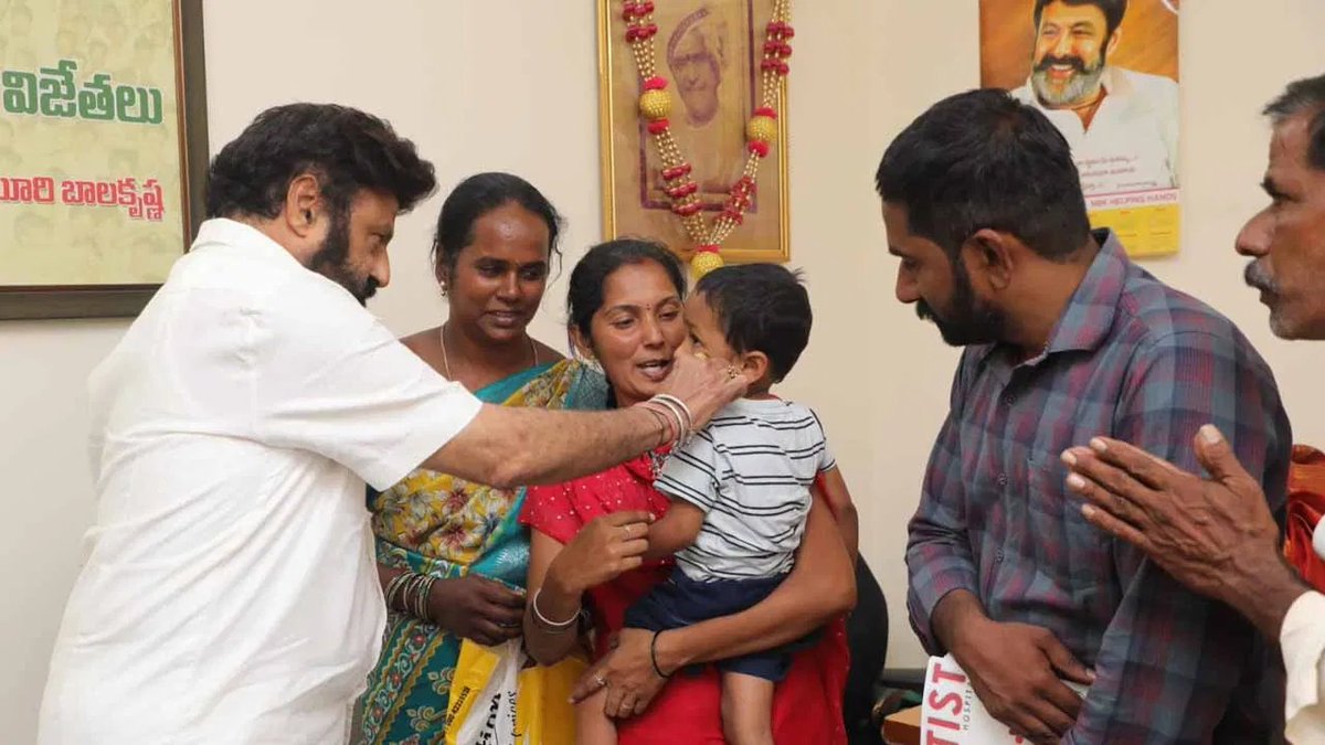 greatandhranews's tweet photo. మరోసారి మానవత్వం చాటుకున్న బాలకృష్ణ..

లేపాక్షి గ్రామానికి చెందిన రెండున్నరేళ్ల చిన్నారి కేయాన్ష్ అడ్విక్ అరుదైన వ్యాధితో బాధపడుతున్నాడు. 

చికిత్సకు 16 కోట్లు అవసరమై కుటుంబం ఆర్థికంగా ఇబ్బందుల్లో ఉంది. 

ఈ విషయం తెలిసిన బాలకృష్ణ సహాయం చేస్తానని, ప్రభుత్వ సహాయం కూడా అందించేలా ప్రయత్నిస్తానని తెలిపారు.
#NandamuriBalakrishna