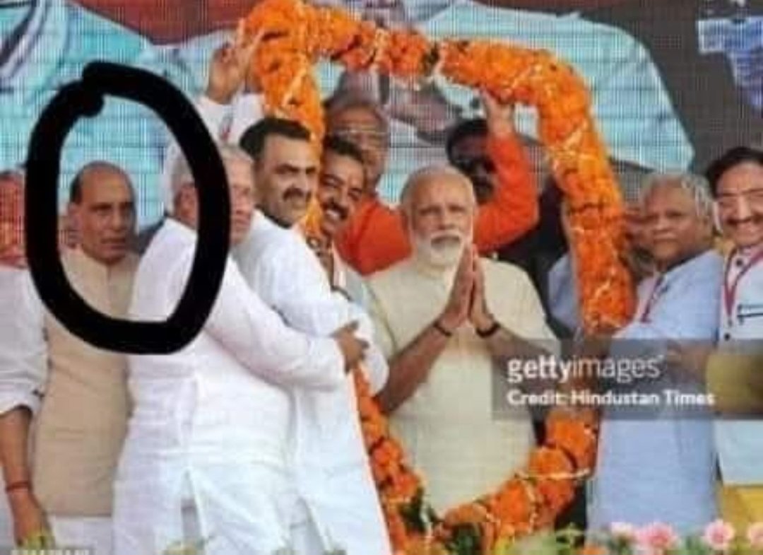 याद है 1990 हिन्दुत्व की अलख जगानें बाले 
योद्धाओं नें वीजेपी को दो सीट से वहुमत में 
ला दिया 
राजनाथसिंह जी नें 2014 बहुतों का राजयोग
बना दिया 
पर दिग्गज राजनीति से वाहर हो गये
इसमें माला थामनें बाले में कुछ चुनाव नहीं 
जीत सकते हैं?
वह राजनाथसिंह जी साथ इसतरह ठीक किया बतायें?