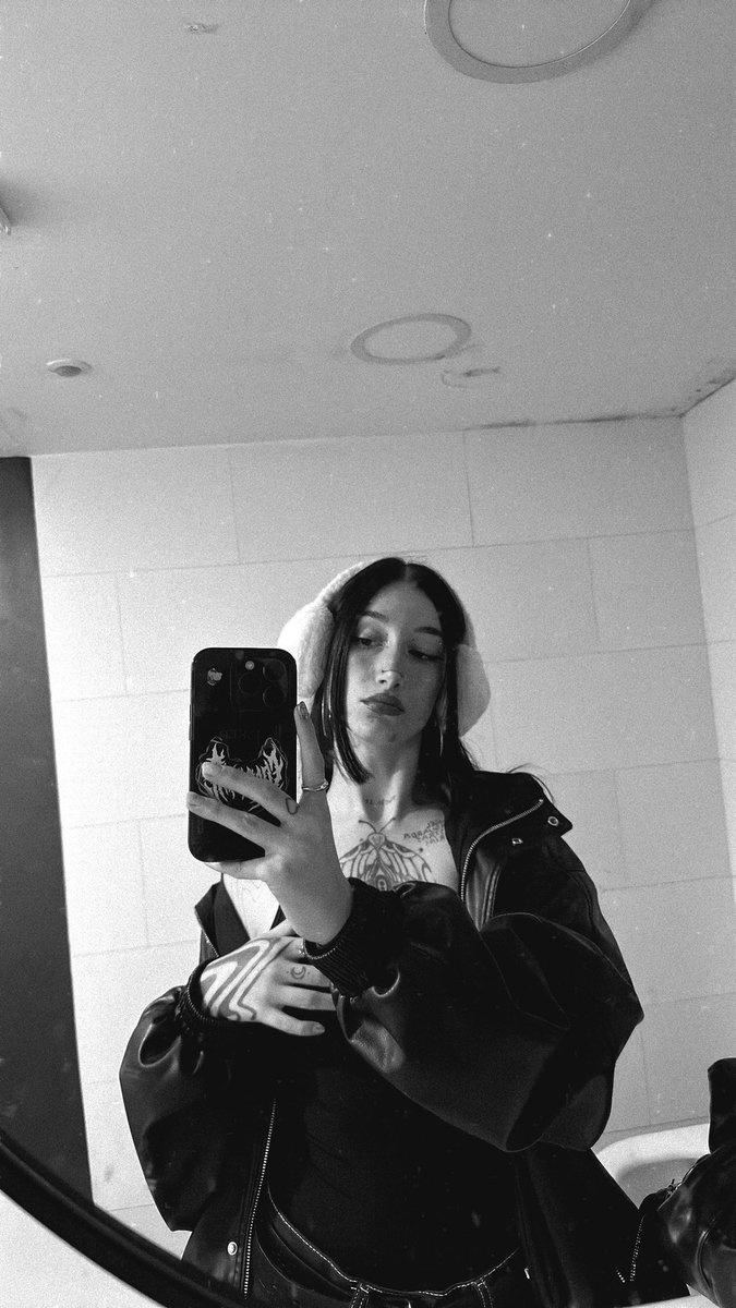 puta zorra tweet media