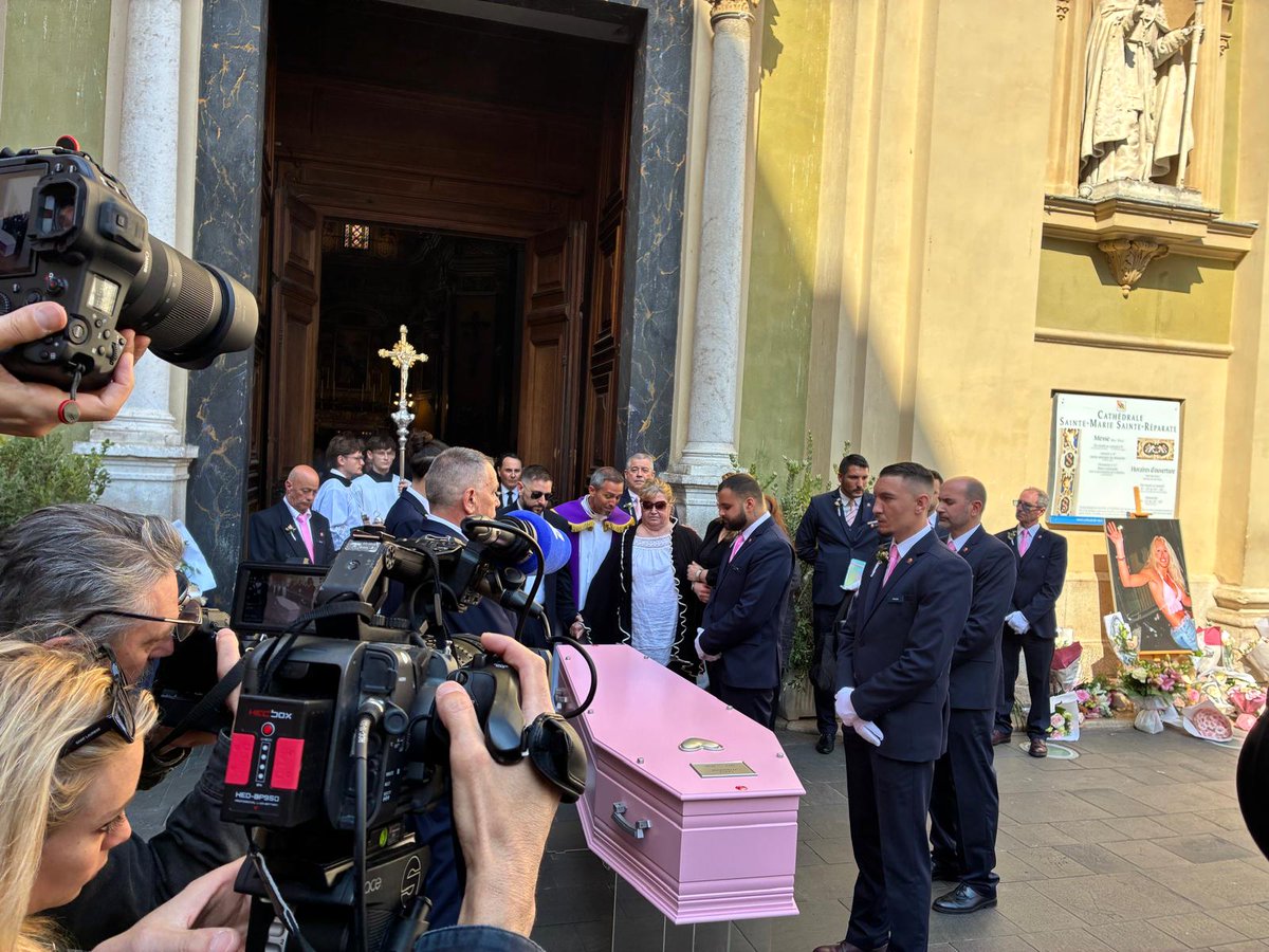 F3cotedazur's tweet image. La famille, l'équipe de Loft Story, les fans : les obsèques de Loana se déroulent à Nice

france3-regions.franceinfo.fr/provence-alpes…
#nice06 #Loana