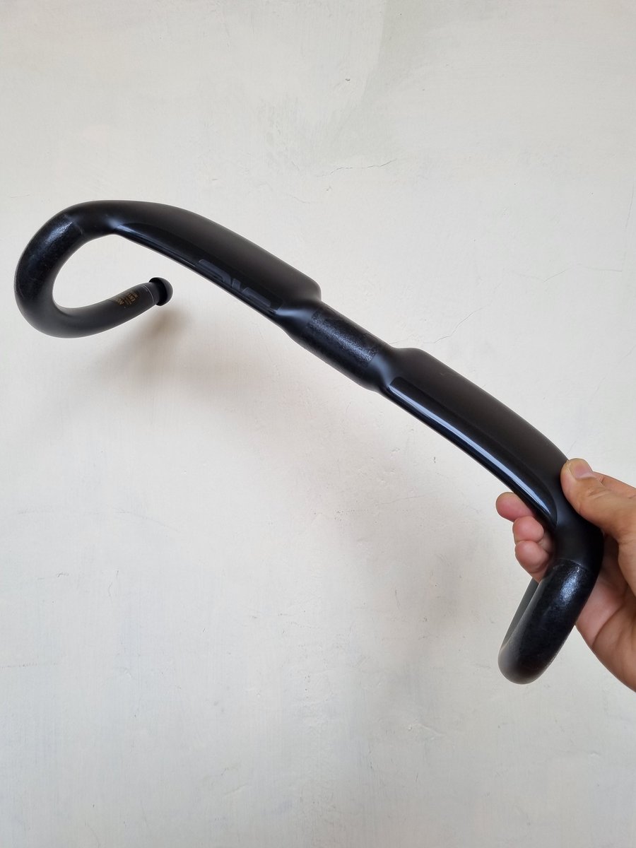 dnwdysmk's tweet photo. Dropbar carbon Enve SES compact aero lebar c-c hood 380mm drop 420mm harga 2.8jt nego #fnfjb https://t.co/xi5fnnQznB