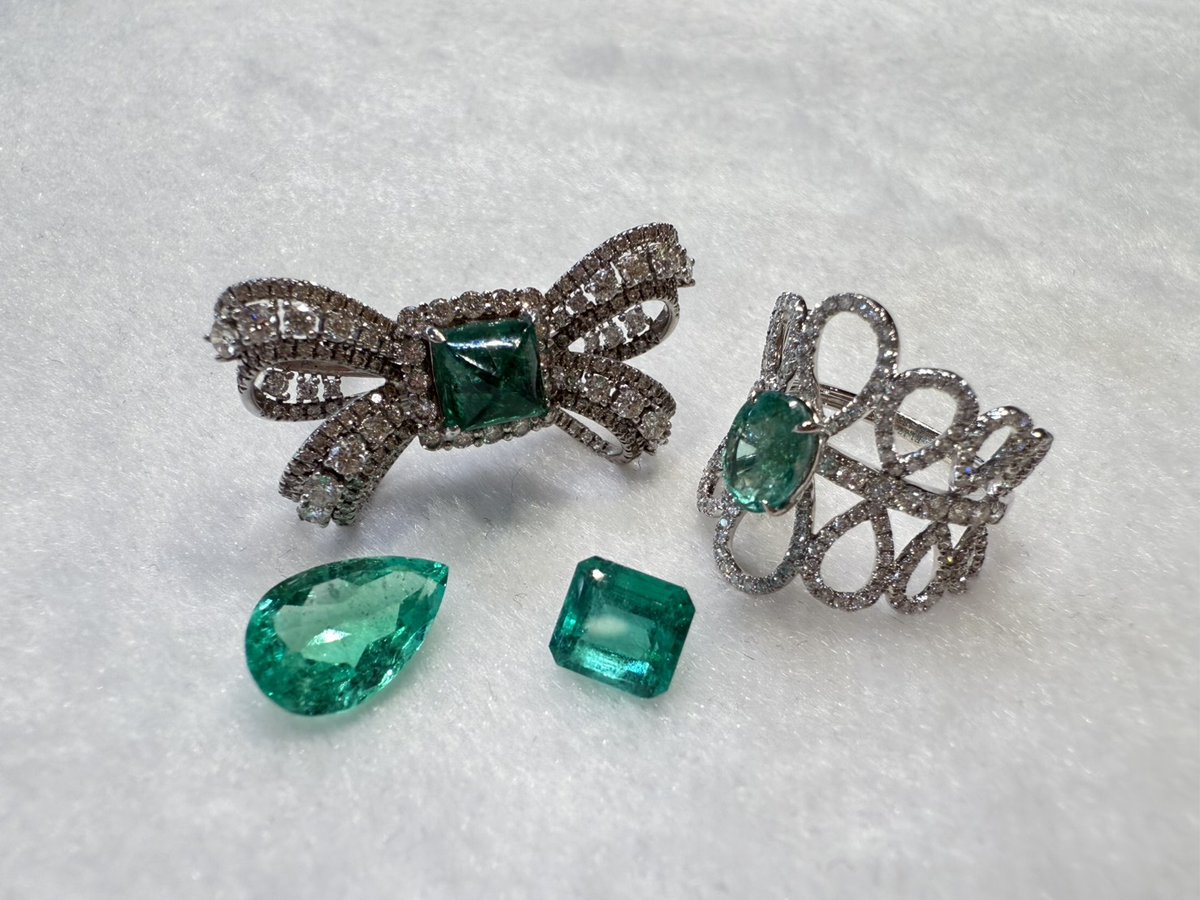kudou_gemstone's tweet photo. エメラルドは傷が多いのではなく そう見えるだけでもない
エメラルドは内包物が多い石として有名ですが
実はあれは単に欠点という話ではありません

成長環境の複雑さが内部に残りやすく
それがエメラルド特有の景色になっている

もちろん透明度は重要です
でもエメラルドに関しては
ダイヤモンドと同じ感覚で
無傷で透明なものが良い
と見ると本質を外しやすい

むしろ
どこまでエメラルドらしさを残したまま
美しさに着地しているか
そこを見る石なんですよね