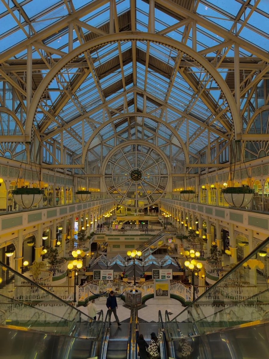 Phonenurd's tweet image. You can give an Android phone a 1-inch sensor or "space zoom," but it still can't match the shutter response and reliability of an iPhone. Photography is about the moment—not the AI trying to guess what the moon looks like. 

#ShotOniPhone #MobilePhotography  #StreetPhotography