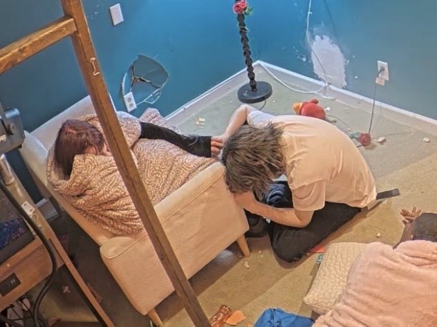 ratmuff's tweet photo. Loser pouts and begs egirl to kiss him after she already said no 4 times #fishtanklive https://t.co/Z9joaJ2a2n