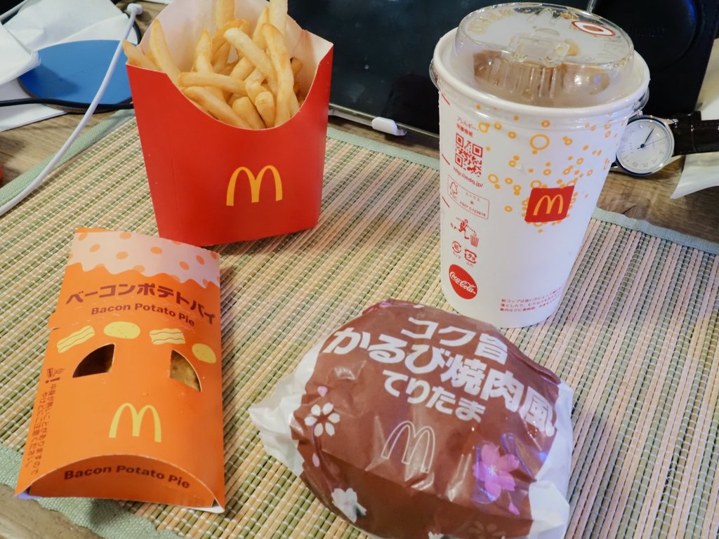 wata_reality's tweet photo. マクド感盛り盛りにしてもらった🍔🍟
#magiccamera
#rabbitr1 https://t.co/QdRNypJLWT