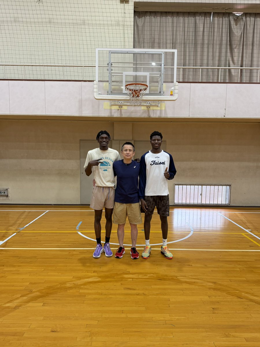 takuya1007h's tweet photo. 今日は太成学院大学高校🏀

左🇳🇬新1年生

右🇳🇬新2年生

真ん中　関西人 https://t.co/fHWmnBCptZ
