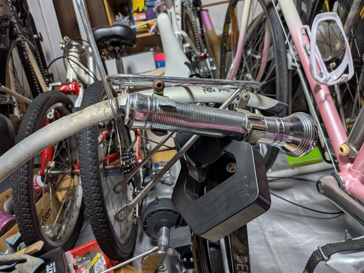 062QgSwpKPT7gaM's tweet image. デモンタについてた錆びてレンズの無いNational FF-292sを磨きました
FF-212はフリマで買いました
レンズは付け替えれるのでどっちも使えます♪
マディフォックスにはライトブラケットが届いたので取り付け〜
#ランドナー
#MTB