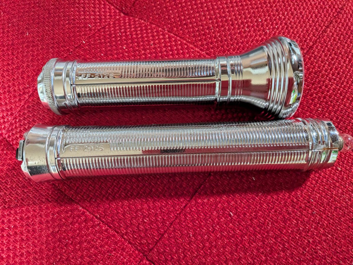 062QgSwpKPT7gaM's tweet image. デモンタについてた錆びてレンズの無いNational FF-292sを磨きました
FF-212はフリマで買いました
レンズは付け替えれるのでどっちも使えます♪
マディフォックスにはライトブラケットが届いたので取り付け〜
#ランドナー
#MTB