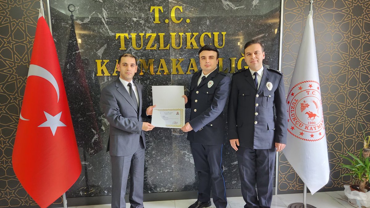 Türk Polis Teşkilatımızın 181. kuruluş yıl dönümü dolayısıyla İlçe Emniyet Amiri Fatih Atağan ve mesai arkadaşları, Kaymakamımız Sayın Harun OKÇİN’i makamında ziyaret etti.

Türk Polis Teşkilatımızın 181. kuruluş yıl dönümü kutlu olsun.🇹🇷