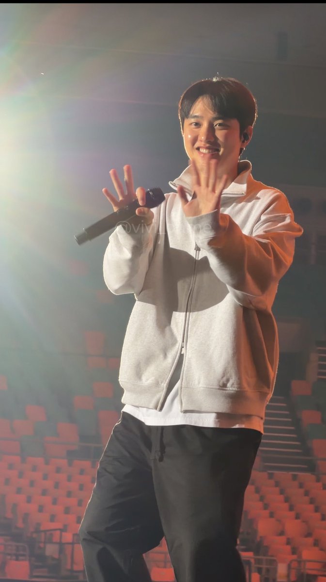 vivi_onme's tweet photo. 260410 사운드체크

거짓말 아니고 오늘 경수한테서 베이비파우더 냄새남

#도경수 #디오 #DOHKYUNGSOO https://t.co/B21M02rIyA
