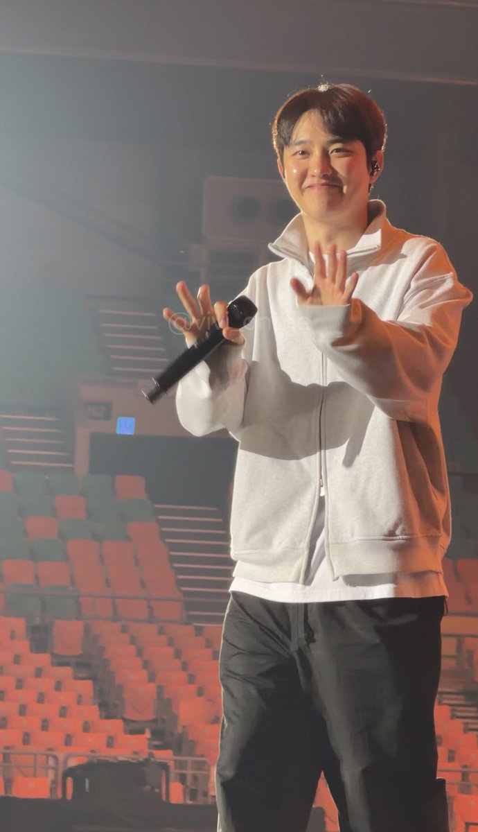 vivi_onme's tweet photo. 260410 사운드체크

거짓말 아니고 오늘 경수한테서 베이비파우더 냄새남

#도경수 #디오 #DOHKYUNGSOO https://t.co/B21M02rIyA
