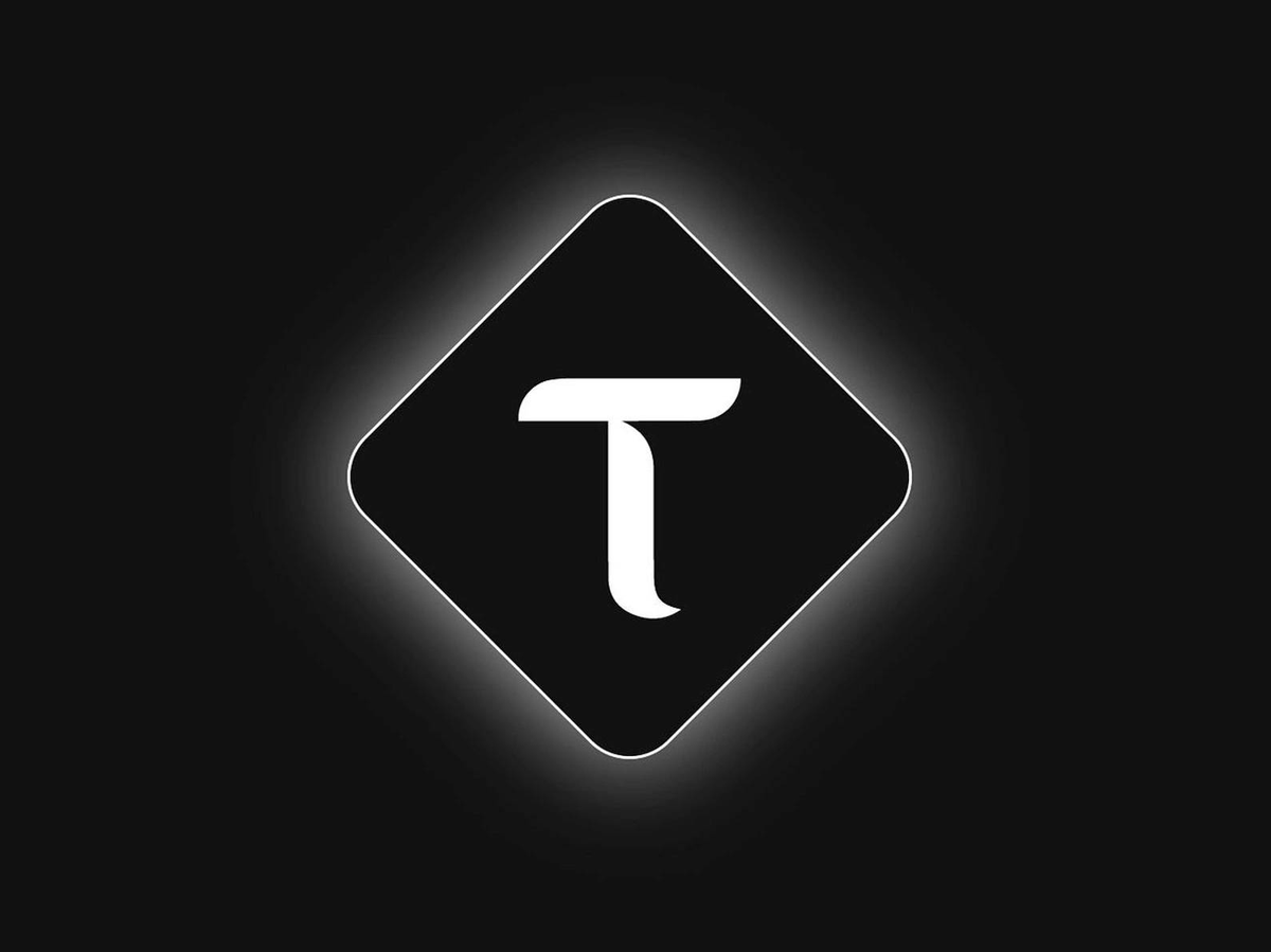 CryptoLabsEdu's tweet photo. Το $TAO μπροστά στον γκρεμό της κεντρικοποίησης. 

Αυτό που συμβαίνει τις τελευταίες 12 ώρες στο @bittensor  δεν είναι απλό volatility. Είναι μια υπαρξιακή κρίση.

Η Covenant AI, η ομάδα πίσω από τα πιο ισχυρά subnets (SN3, SN39, SN81) και τα θηριώδη μοντέλα 72B (Basilica, Grail), ανακοίνωσε την οριστική της αποχώρηση από το δίκτυο. Ο Sam Dare δεν έφυγε απλά έριξε "βόμβες" που διαλύουν το αφήγημα του @const_reborn.

Οι κατηγορίες που "πάγωσαν" την αγορά:

🔴 "Decentralization Theatre": Η Covenant AI καταγγέλλει ότι η αποκέντρωση είναι μια βιτρίνα. Ισχυρίζονται ότι ο ιδρυτής ελέγχει τα πάντα μονομερώς μέσω ενός "triumvirate" multisig που λειτουργεί ως δικτατορία. 

🔴 Οικονομικός Εκβιασμός: Καταγγελίες για σκόπιμη διακοπή των emissions στα subnets της Covenant και αφαίρεση των moderation rights τους. Το πιο σοβαρό; Κατηγορούν τον Const για στρατηγικό "dumping" εκατομμυρίων σε στιγμές έντασης, χρησιμοποιώντας την τιμή ως όπλο οικονομικής πίεσης (economic warfare). 

🔴 Deprecation με το ζόρι: Μιλούν για μονομερή κατάργηση της υποδομής των subnets τους, επειδή η ομάδα αρνήθηκε να "συμμορφωθεί" με τις εντολές της κεντρικής αρχής.

📍 Η τιμή κατέρρευσε -27%, πέφτοντας από τα $339 κάτω από τα $280 μέσα σε λίγες ώρες. 
📍 $900.000.000 Market Cap έγιναν καπνός. 
📍 $9M σε longs ρευστοποιήθηκαν ακαριαία, καθώς το panic selling από την Ασία έσκασε πάνω σε ένα ήδη "στεγνό" liquidity profile. 
📍 Η Covenant AI φέρεται να πούλησε 37.000 $TAO ($10M+), στέλνοντας το σήμα της οριστικής ρήξης.

Τι σημαίνει αυτό για εμάς;Το #Bittensor χάνει ένα τεράστιο μέρος του πραγματικού του Intelligence (72B models). Αν οι κορυφαίοι devs φεύγουν επειδή το "Open AI" είναι στην πραγματικότητα "One-man Show", τότε το valuation του $TAO δεν δικαιολογείται πουθενά.

Το support στα $276 δέχεται τρομερή πίεση. Αν σπάσει, το επόμενο ραντεβού είναι στα $260, αλλά το real damage είναι στο Trust. Μέχρι να δούμε επίσημη και πειστική απάντηση από το OpenTensor Foundation που να εξηγεί γιατί το governance απέτυχε τόσο παταγωδώς, κάθε long είναι τζόγος.

#CryptolabsGreece #Bittensor #TAO #CovenantAI