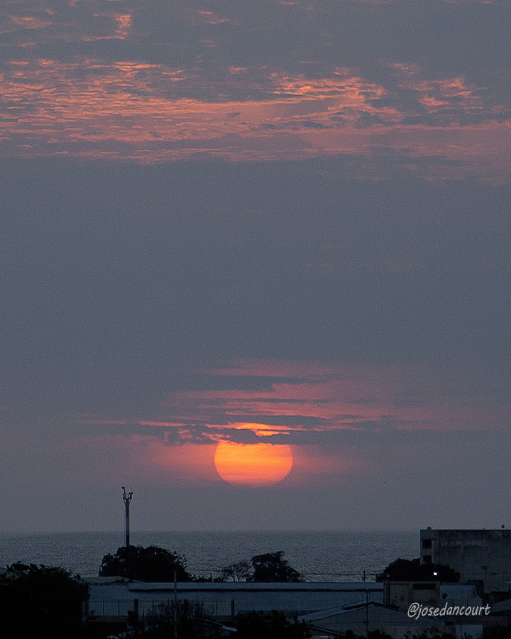 josedancourt's tweet image. El sol del atardecer se deja ver entre nubes y brumas del horizonte, que suavizan su brillo y le confieren suaves y llamativos colores afrutados.  

#Sunset #Sun #Color #Cumana #relax

#CursoDeFotografiaTwitter
Gratuito
Autoestudio
Acceso en post fijado en mi perfil de X