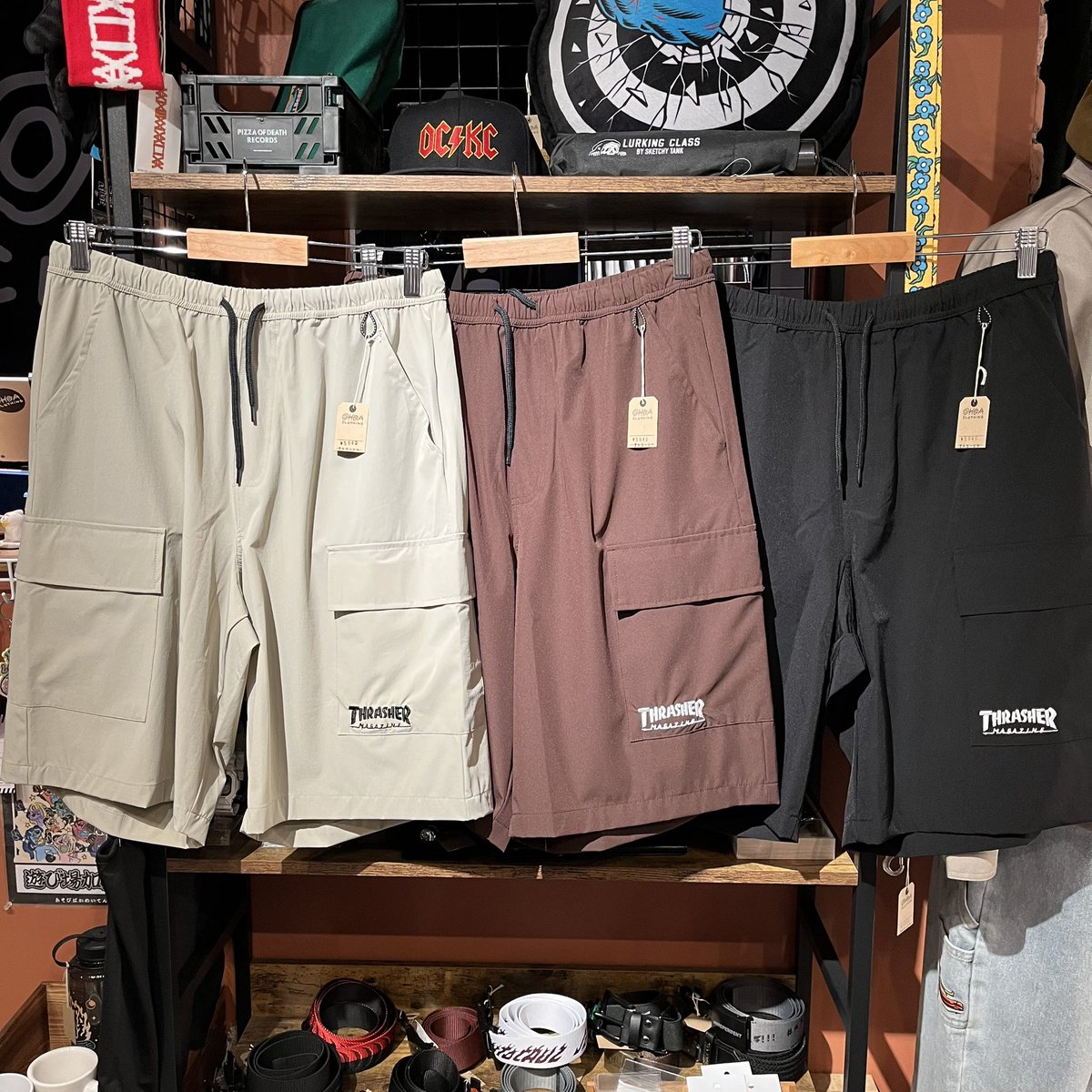 new arrival

<go slow caravan>
<THRASHER>
雨だけど寒くない！寒くないけど雨！😬
春夏らしいボトムス入荷してます！
ゴースローはウォッシュの効いたリメイク風ヒッコリーペインター濃淡2色👷‍♂️
スラッシャーはサラッとイージーなドライショーツ使いやすい3色🤟