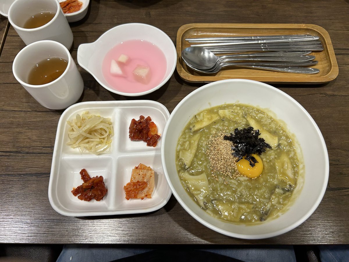 ChangminQb's tweet photo. 朝は食べたかったあわび粥💕💕 https://t.co/IAAMpFsCaU