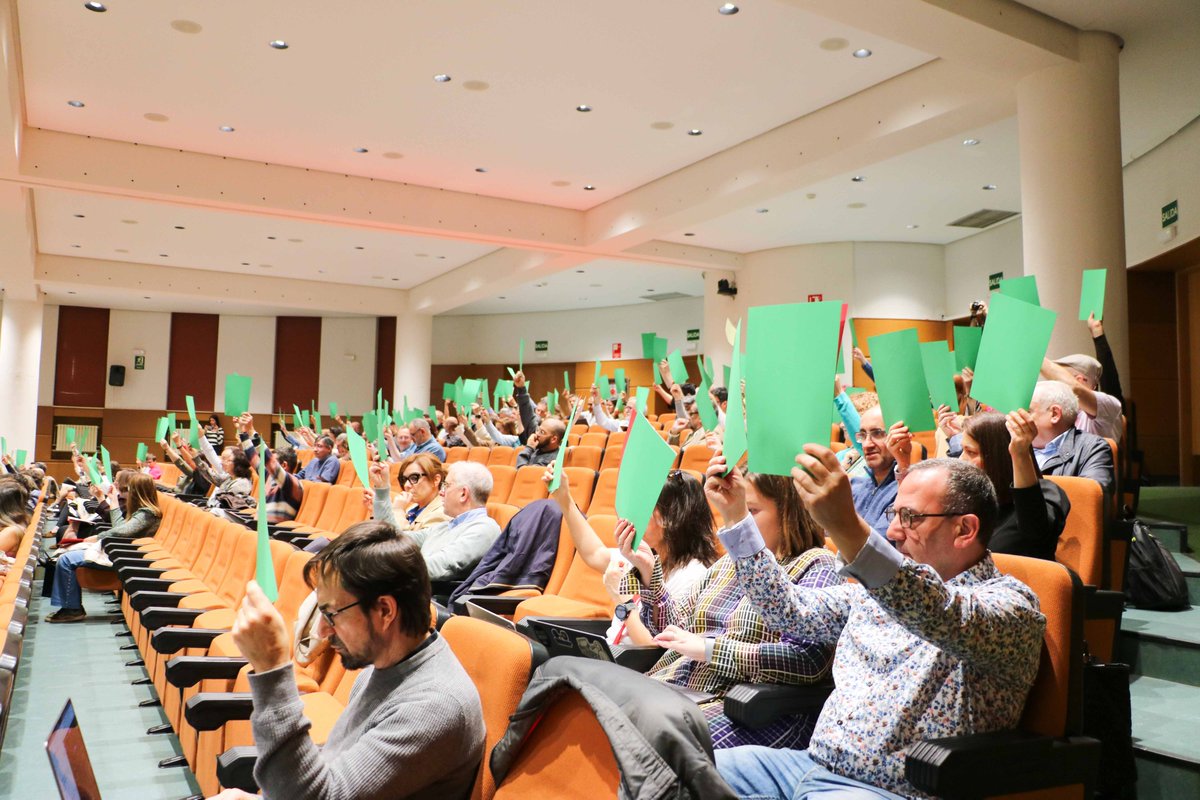 unileon's tweet photo. 📢 El Claustro de la Universidad de León aprueba por unanimidad sus nuevos Estatutos, adaptando la institución al marco de la LOSU y marcando un hito sin precedentes 📜
#UniversidadDeLeón #LOSU #Gobernanza #EducaciónSuperior https://t.co/p56SIoziZD