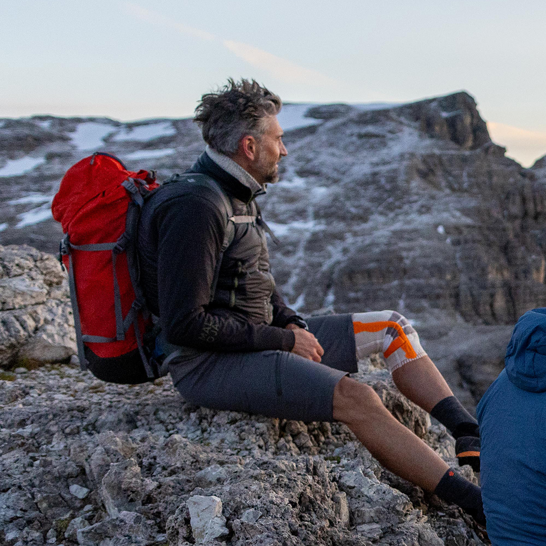 bauerfeind_ps's tweet image. アップダウンのある山では、登りよりも負担がかかる“下り”。
そんな膝への負荷をケアするのが #BAUERFEIND のメリノウール配合膝サポーター。
通気性の良い素材が寒暖差から膝を守り、シリコーンパッドと膝下のストラップが負荷を軽減する、山と相性抜群のアイテムです☺️

🔗 bauerfeind.p-supply.co.jp/product/outdoo…