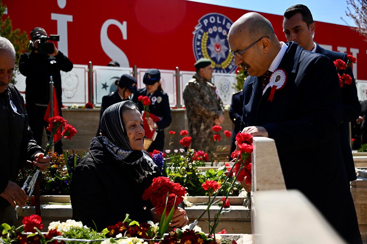 mahmutdemirttas's tweet photo. Vatan uğruna can veren aziz şehitlerimizi kabirleri başında ziyaret ettik. 
Ruhları şad, mekânları cennet olsun.🇹🇷 https://t.co/aHLYIj77WZ