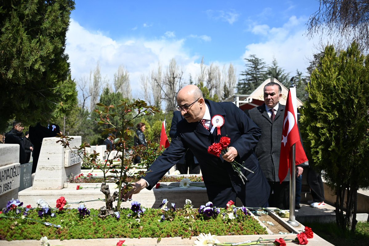 mahmutdemirttas's tweet photo. Vatan uğruna can veren aziz şehitlerimizi kabirleri başında ziyaret ettik. 
Ruhları şad, mekânları cennet olsun.🇹🇷 https://t.co/aHLYIj77WZ