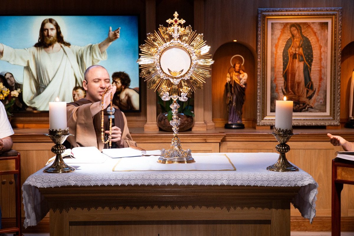 FreiGilsonCMES's tweet photo. Que alegria nos reencontrarmos para rezar o Santo Rosário nesta sexta-feira!

Toda sexta-feira estaremos juntos, às 4h da manhã. Milhares de pessoas estiveram reunidas hoje.

Qual foi o momento que mais te marcou? https://t.co/iIJKaoY7XR