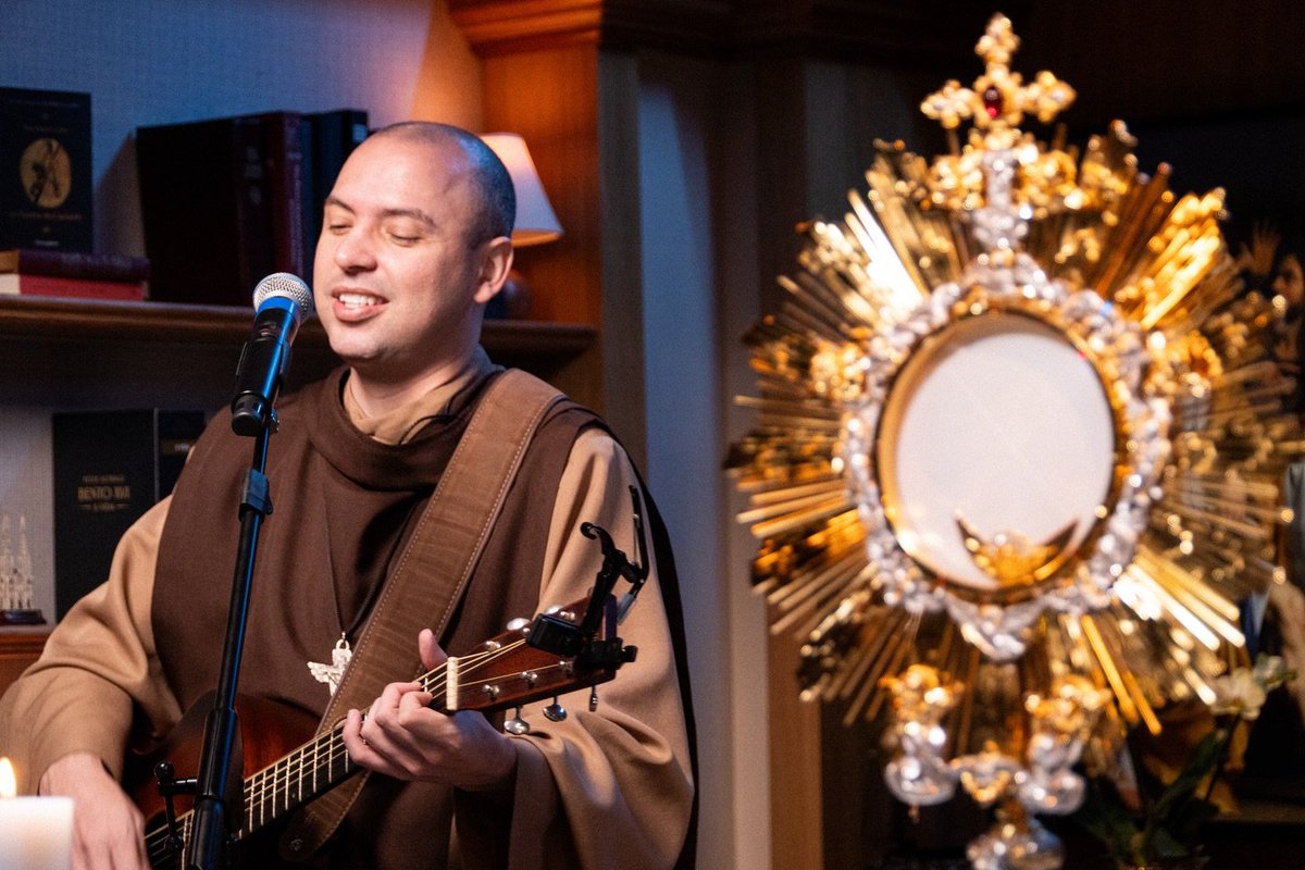 FreiGilsonCMES's tweet photo. Que alegria nos reencontrarmos para rezar o Santo Rosário nesta sexta-feira!

Toda sexta-feira estaremos juntos, às 4h da manhã. Milhares de pessoas estiveram reunidas hoje.

Qual foi o momento que mais te marcou? https://t.co/iIJKaoY7XR
