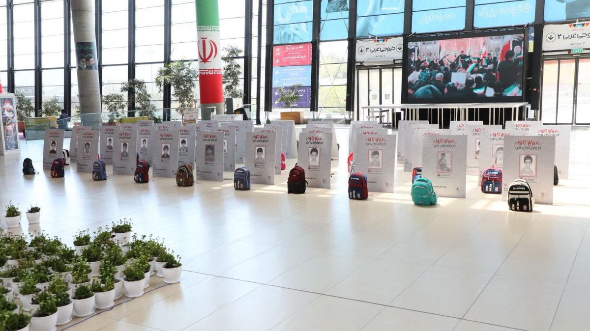 IRANinFRANCE's tweet photo. 🕊️ Hommage aux enfants martyrs de l’école de Minab, au Bagh-e Ketab de Téhéran

🔹40 jours se sont écoulés depuis le martyre de 167 jeunes vies innocentes, les élèves de l’école primaire « Shajareh Tayyebeh », fauchées en pleine floraison…

#Minab #Enfants #Mémoire #IranWar‌ 
P.S.: Bagh-e Ketab de Téhéran (Jardin du Livre de Téhéran) est le plus grand complexe culturel et éducatif du Moyen-Orient dédié aux livres, à la science et aux activités pour enfants et familles. Situé dans le quartier Abbasabad, il comprend des librairies, des espaces interactifs, des salles d’exposition et des programmes pédagogiques.