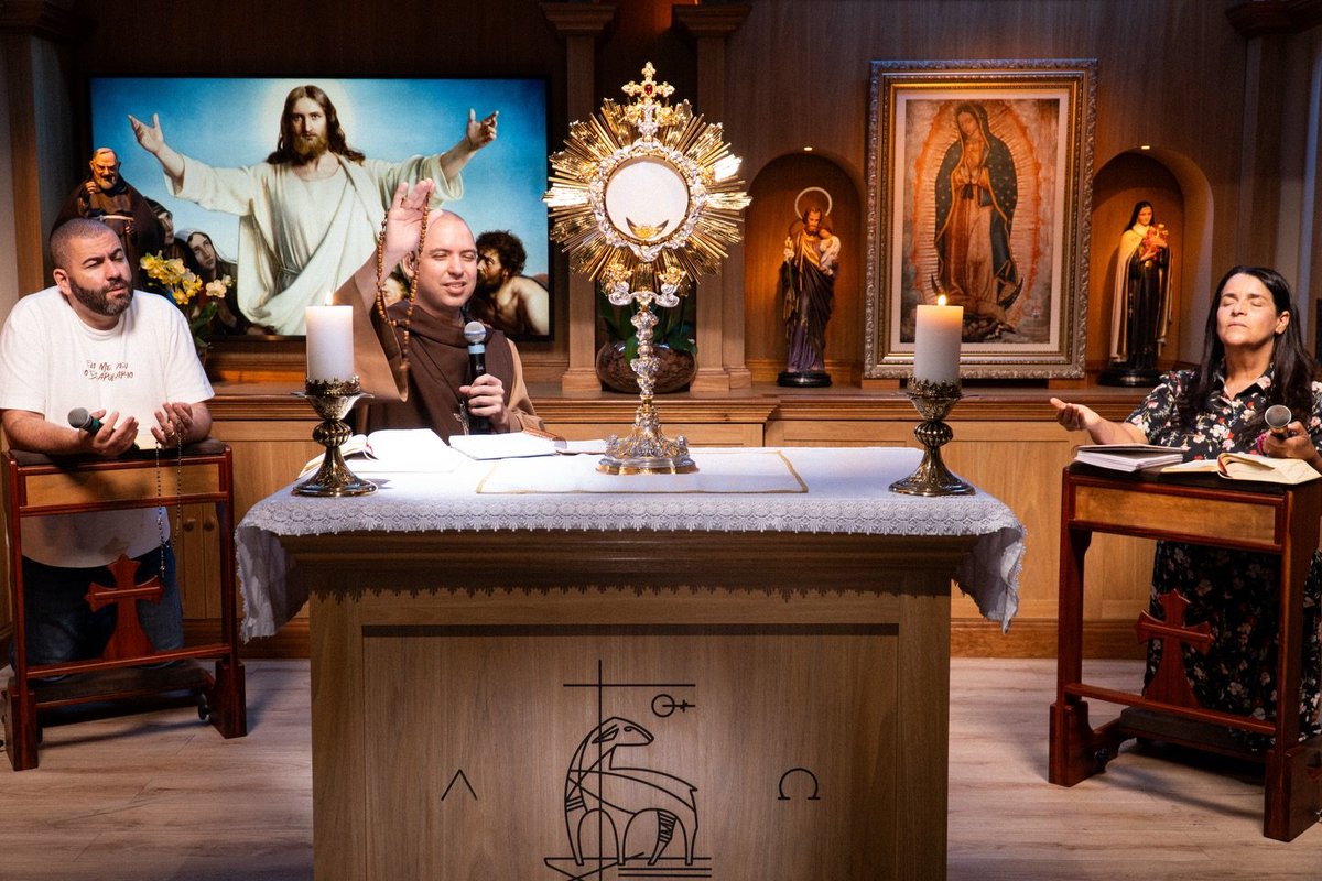 FreiGilsonCMES's tweet photo. Que alegria nos reencontrarmos para rezar o Santo Rosário nesta sexta-feira!

Toda sexta-feira estaremos juntos, às 4h da manhã. Milhares de pessoas estiveram reunidas hoje.

Qual foi o momento que mais te marcou? https://t.co/iIJKaoY7XR