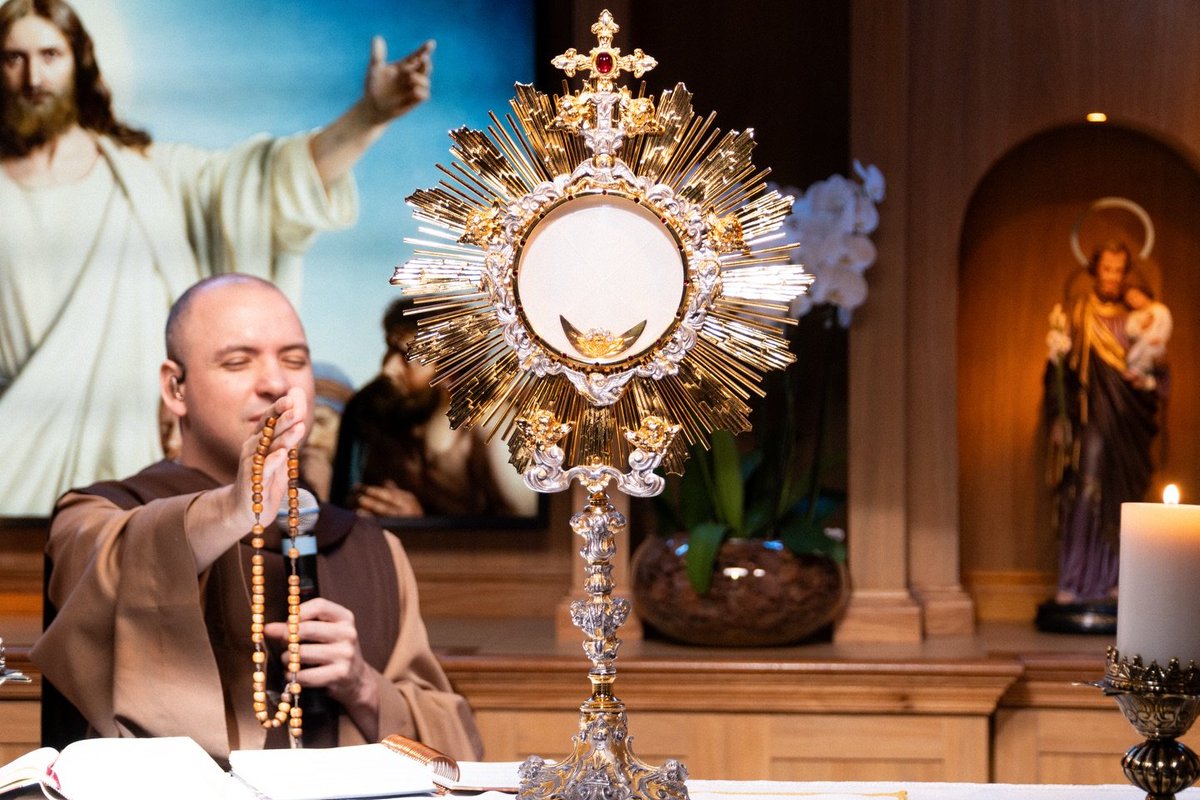 FreiGilsonCMES's tweet photo. Que alegria nos reencontrarmos para rezar o Santo Rosário nesta sexta-feira!

Toda sexta-feira estaremos juntos, às 4h da manhã. Milhares de pessoas estiveram reunidas hoje.

Qual foi o momento que mais te marcou? https://t.co/iIJKaoY7XR
