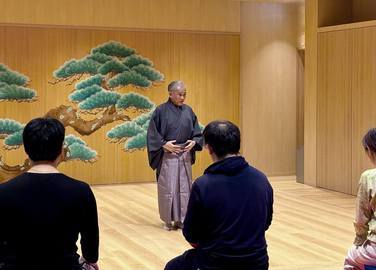 【宝生春日ソトtoウチ】本日は #茂山千三郎 師主催「 #和儀®️ 」稽古でした。呼吸と姿勢を丁寧におこなわれました。

#宝生会春日教室 #狂言 #文京ガーデン