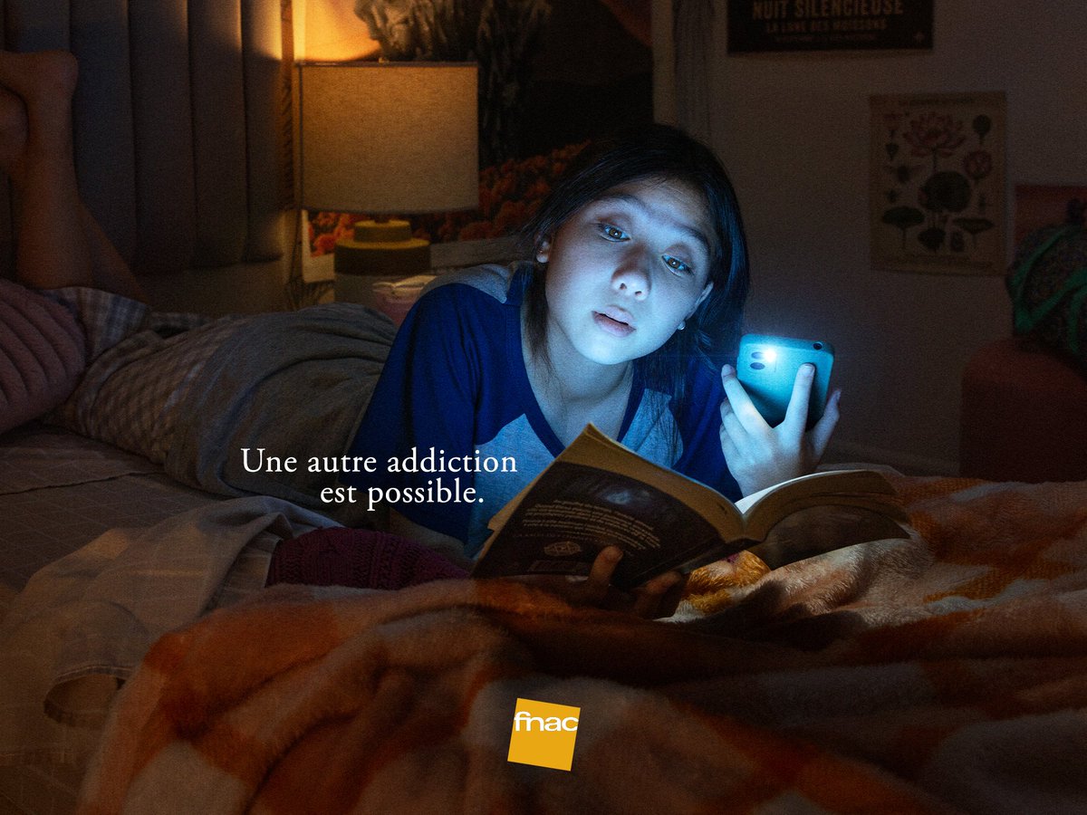 creapills's tweet photo. La @Fnac  détourne les codes de l’addiction aux écrans pour redonner envie de lire 📚

Et si la lecture devenait aussi addictive qu’un écran ? Une campagne maligne de @PublicisConseil pour repositionner le livre comme une source d’attention tout aussi captivante.

Plus d’infos : https://t.co/yPclNK4BWG