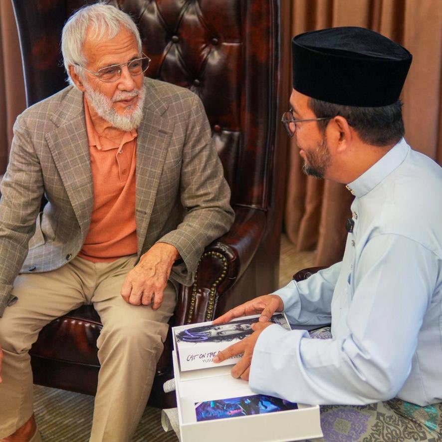 YusufCatStevens's tweet image. Friday meeting. After handing the Minister for Religious Affairs my book we discussed holding a World Festival of Song later this year in Kuala Lumpur, Malaysia... laying a path to a more borderless world.

@DrZulkifliHasan 
#Peace #Malaysia #Unity