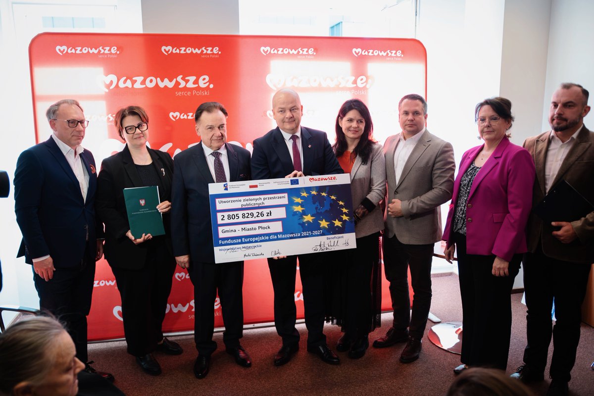 StruzikAdam's tweet photo. @MJWPU to nie tylko wsparcie w inwestycjach drogowych, czy budowie boisk. To także inwestycje w zielone płuca miast #Mazowsze!  Właśnie podpisaliśmy umowy z Płock i Miasto Płońsk. To aż 3,8 mln zł na zieleń miejską. https://t.co/hIS7zBxhA2