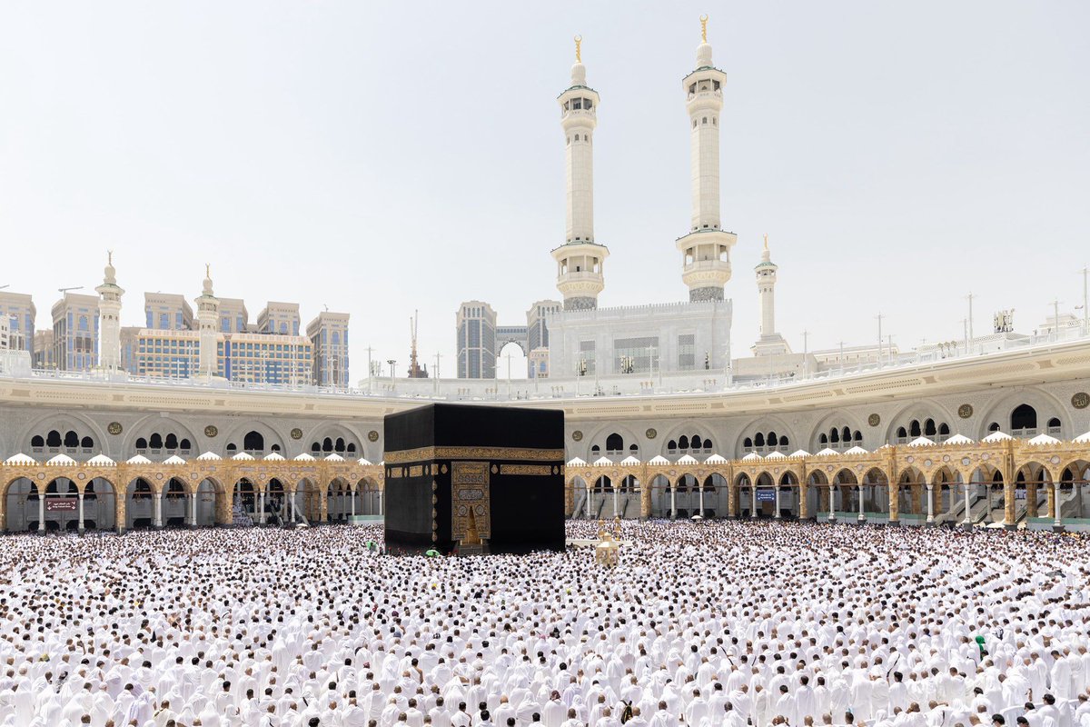 LifeSaudiArabia's tweet photo. Pilgrims offering Juma prayer 🕌 under 43°C 🔥🌡️ in Masjid al-Haram 🕋, #Makkah 🌞🙏. https://t.co/Rk168juiJ2